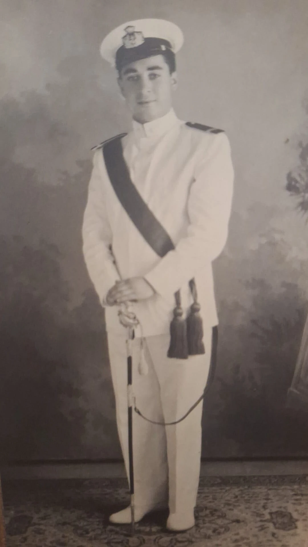 Giovanni Santoro Guardia Marina in alta uniforme bianca con sciabola, negli anni dell'Accademia