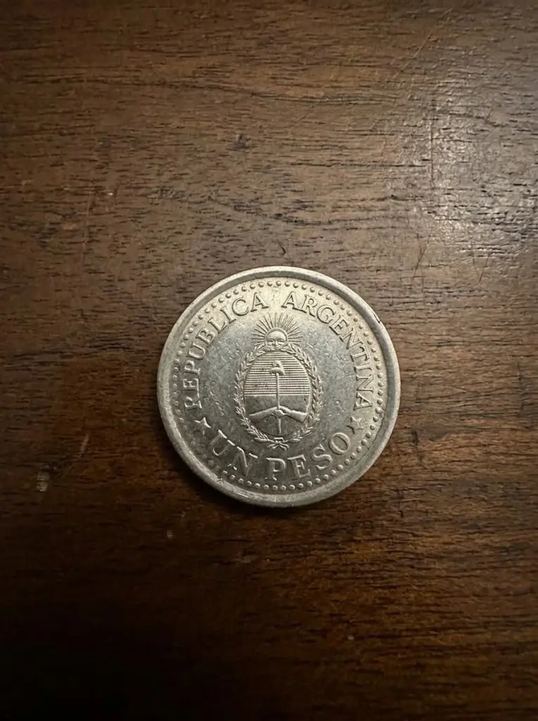 Moneta argentina da un peso, con lo stemma nazionale e la scritta República Argentina