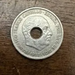 Moneta spagnola forata con il profilo di Francisco Franco e la scritta Francisco Franco Caudillo de España por la G. de Dios