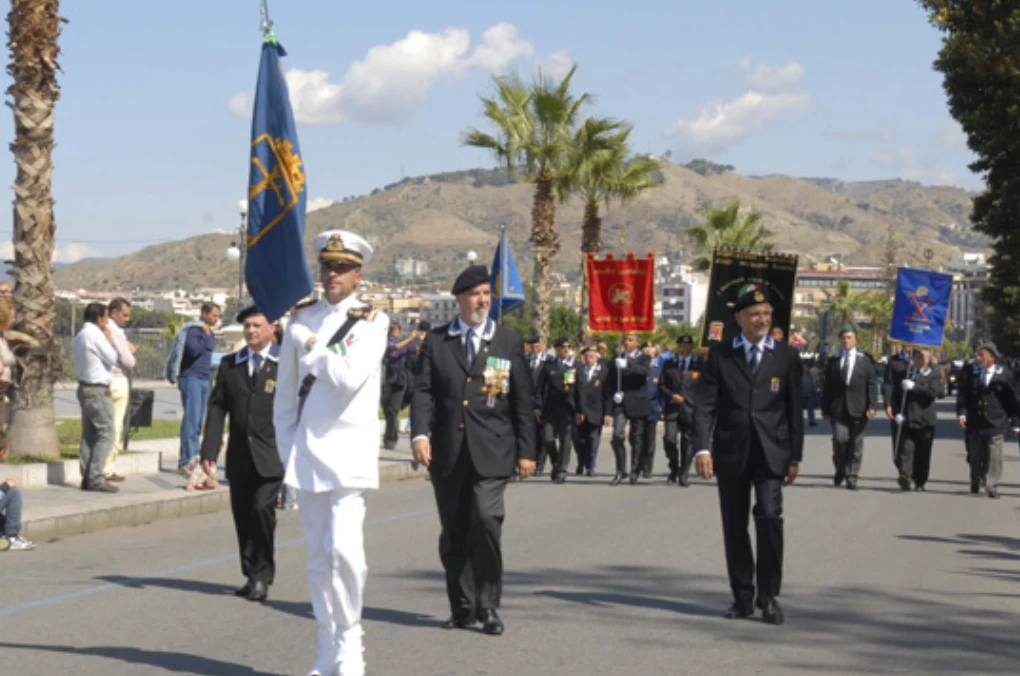 Il corteo sul lungomare di Reggio Calabria con gli ufficiali e le associazioni d'arma