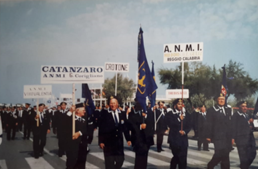 Giovanni Santoro in sfilata con la delegazione ANMI di Reggio Calabria durante il Raduno