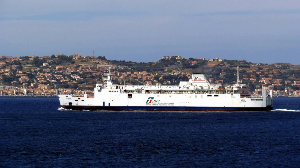 Il traghetto Villa in arrivo a Messina